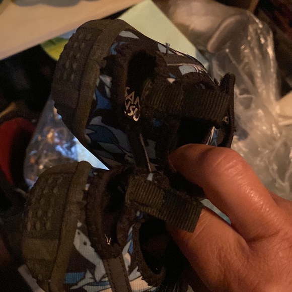 2 pairs of blue and black, brown and beige water shoes - Picture 6 of 7